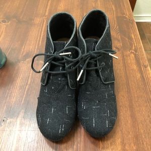 Toms wedge boots size 9
